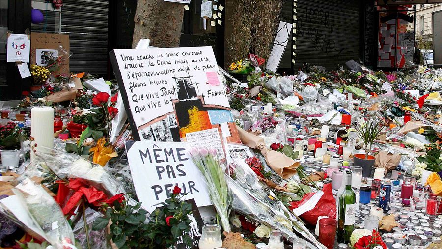 Flores, velas y mensajes de tributo a las víctimas de los ataques terroristas en París.