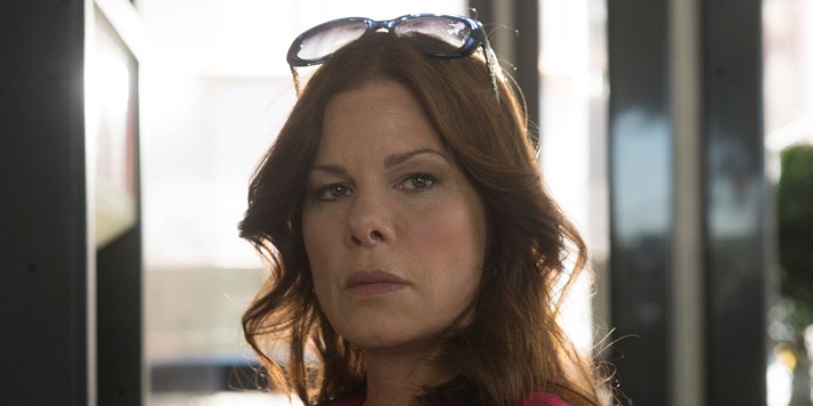 Marcia Gay Harden es la madre que sólo piensa en el trabajo