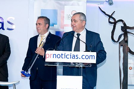 Juanma Romero y Luis Oliván recogieron el premio al Mejor Programa de la TDT para 'Emprende'