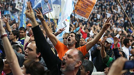 Seguidores del candidato presidencial, Daniel Scioli, participan en el cierre de campaña en un polideportivo de La Matanza, provincia de Buenos Aires.