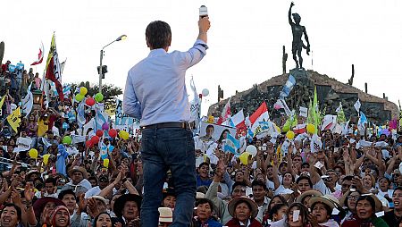 Mauricio Macri saluda a sus seguidores al pie del monumento a la Independencia en Humahuaca.