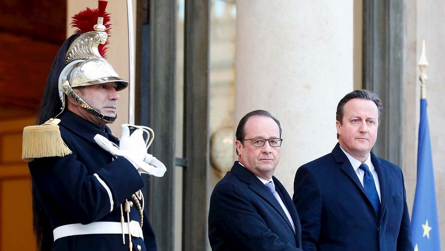 El presidente francés, François Hollande, y el primer ministro británico, David Cameron, en el palacio del Elíseo, el 23 de noviembre de 2015. AFP PHOTO / STEPHANE DE SAKUTIN