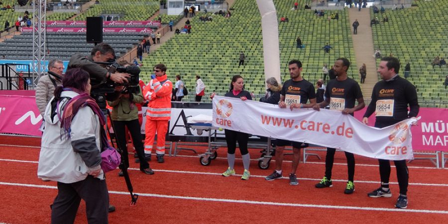 Basheer y otros voluntarios de Care celebran llegada a meta