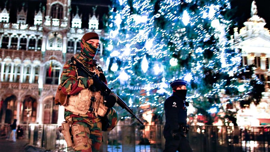 Un soldado monta guardia y un policía patrulla en la Grand Place de Bruselas