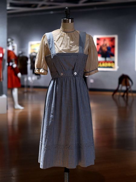El vestido que Judy Garland vistió en 'El mago de Oz' se ha subastado este lunes en Nueva York.