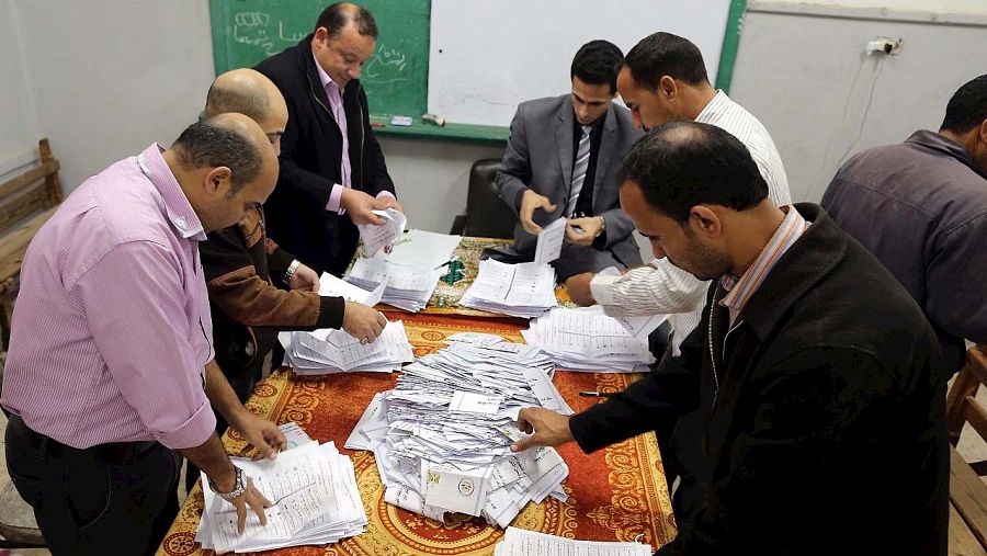 Recuento de los votos de las elecciones legislativas egipicias en Tanta (Egipto). EFE/KHALED ELFIQ