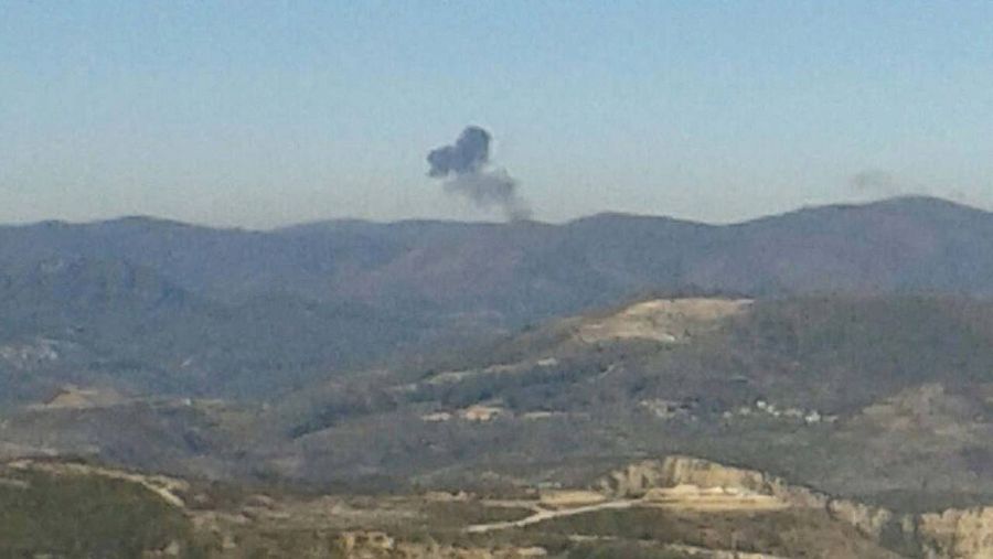 Columna de humo en el lugar en el que ha caído el avión ruso SU-24, en el norte de Siria. REUTERS/Sadettin Molla
