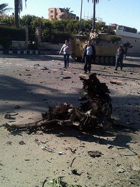Restos esparcidos cerca de un vehículo militar blindado y personal de seguridad en el lugar donde se ha producido un atentado suicida en Al Arish (Egipto), el 24 de noviembre de 2015. EFE