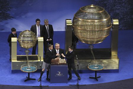 Los niños de San Ildefonso, Isabel Flores e Isaac Patricio, en el Sorteo Extraordinario de Lotería de Navidad de 2014