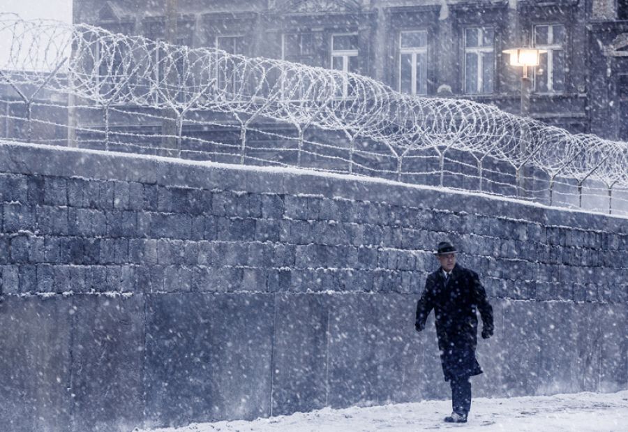El abogado James Donovan (Tom Hanks) será de los primeros en cruzar el muro de Berlín