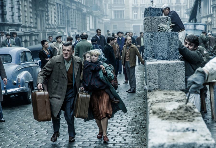 Una de las escenas más espectaculares de la película es la recreación de la construcción del muro de Berlín