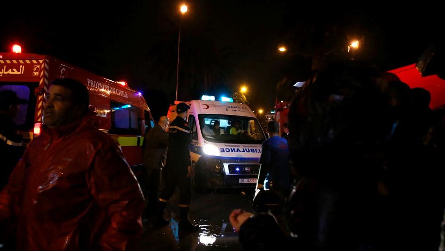 Los servicios de emergencia acuden al lugar del atentado contra un autobús de la guardia presidencial de Túnez