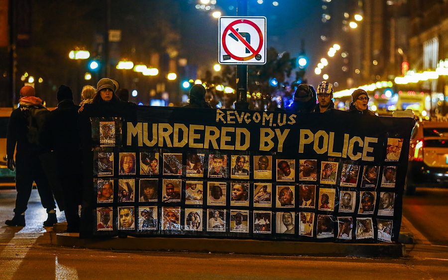 Manifestantes bloquean el paso en Michigan Avenue en Chicago (EE.UU.), después de que las autoridades judiciales de la ciudad difundieran el vídeo de la muerte del joven Laquean McDonald.