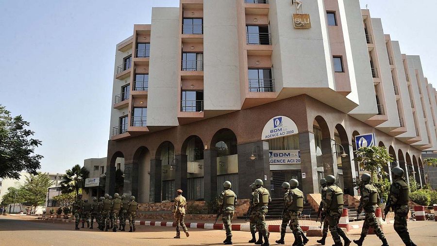 Tropas de Mali patrullan frente al hotel Radisson Blu en la capital, Bamako, el 21 de noviembre de 2015. AFP PHOTO / HABIBOU KOUYATE