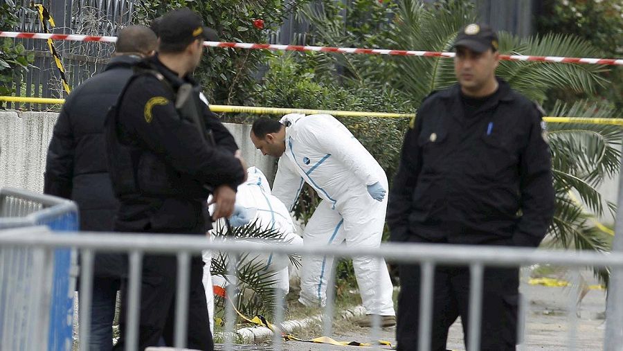 Forenses inspeccionan el lugar del atentado contra un autobús de la guardia presidencial en la capital de Túnez, el 25 de noviembre de 2015. REUTERS/Zoubeir Souissi