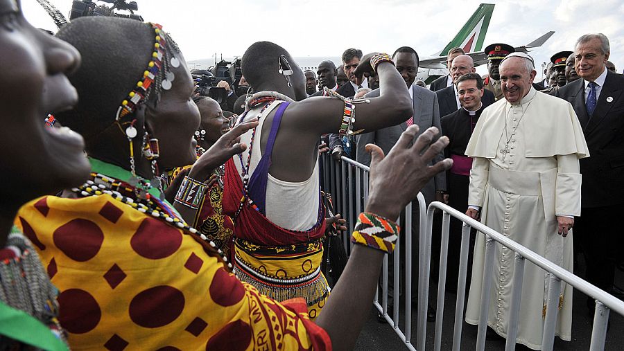 Una tribu masai recibe al papa Francisco a su llegada al aeropuerto de Nairobi en su primer viaje oficial a África.