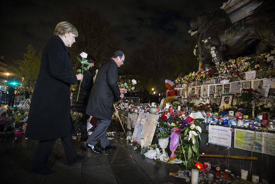 Merkel y Hollande rinden tributo a las víctimas de los atentados de París en la plaza de la República