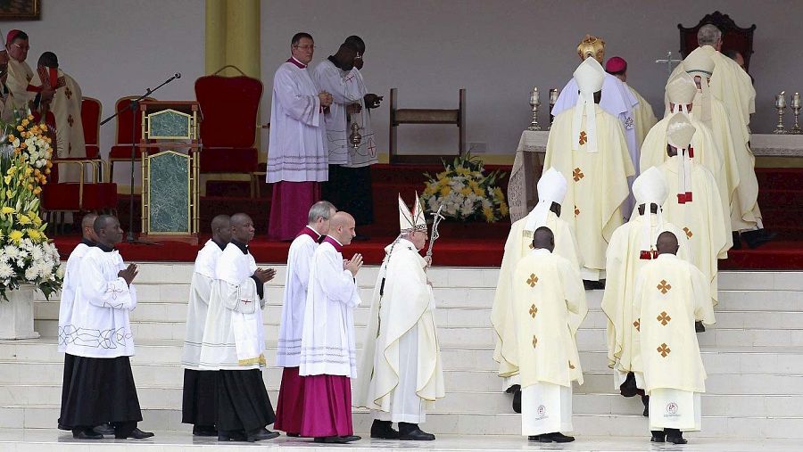 El papa Francisco, en el centro, escoltado por miembros de la Iglesia en Nairobi, Kenia, el 26 de noviembre de 2015. REUTERS/Thomas Mukoya