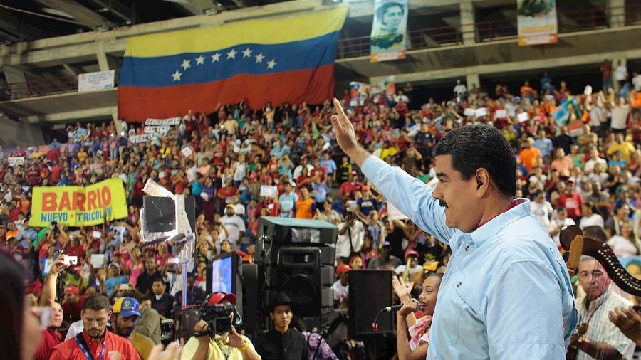 Fotografía cedida por Prensa de Miraflores del presidente de Venezuela, Nicolás Maduro, participando en su programa de televisión 