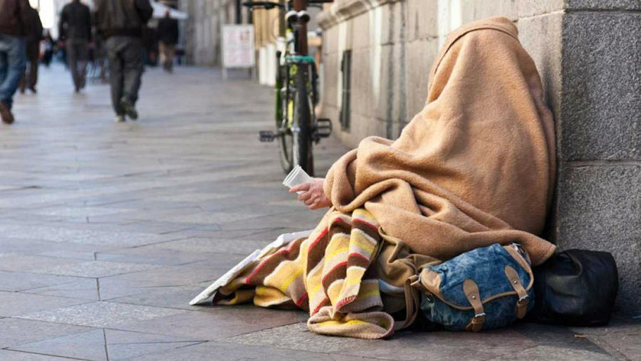 Persona sin hogar, en la calle