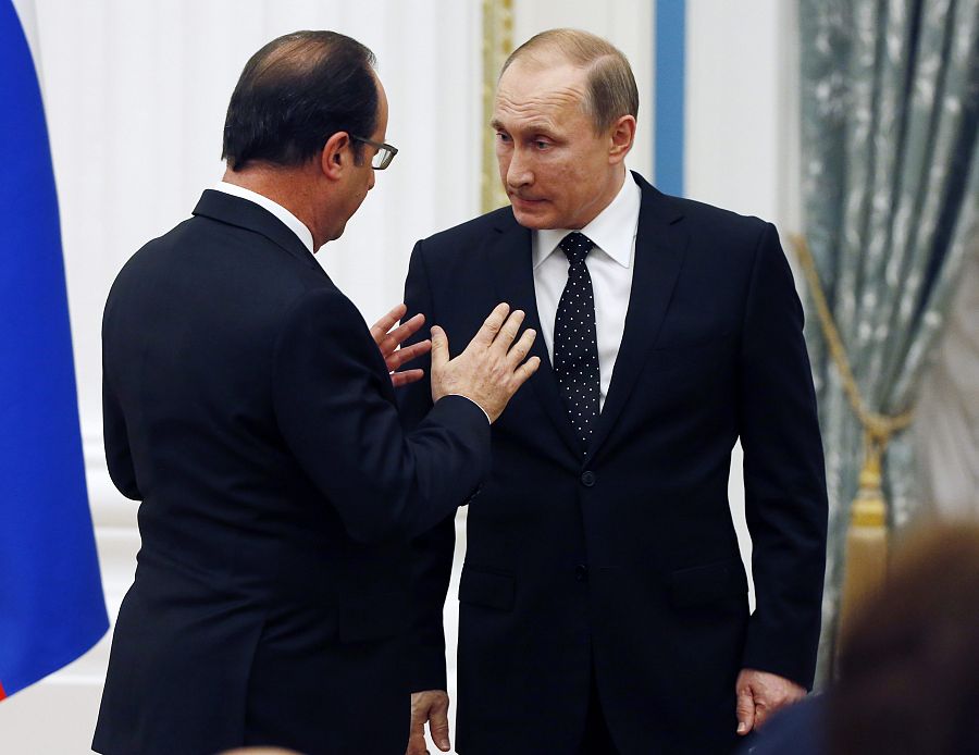 Un momento de la conversación entre el presidente ruso, Vladimir Putin, y su homólogo francés, Francois Hollande tras su encuentro en el Kremlin, en Moscú (Rusia).