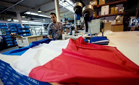 Un trabajador de la empresa textil Doublet especializada en banderas.