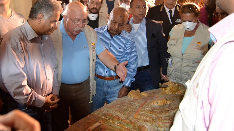 El arqueólogo Francisco Martín Valentín y el ministro egipcio de Antigüedades, Mamduh al Damatim, en el momento de la apertura de la tumba.