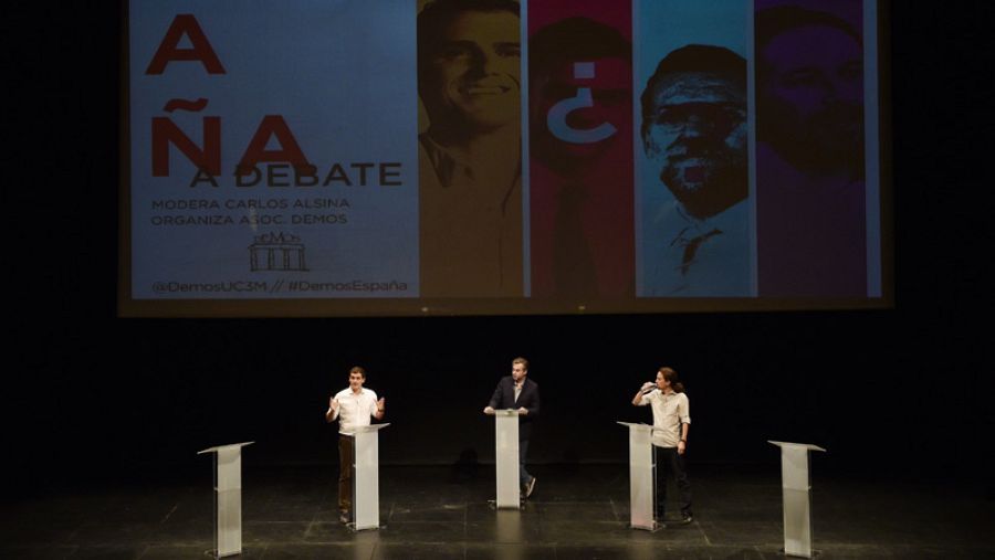 Los atriles vacíos de Mariano Rajoy y Pedro Sánchez.