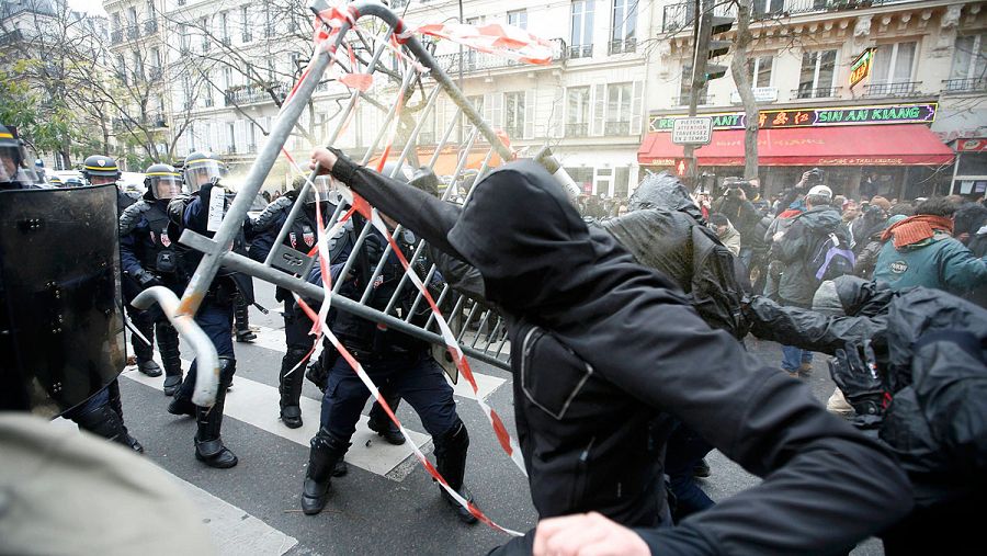 Los manifestantes se enfrentan contra los antidisturbios en la Plaza de la República