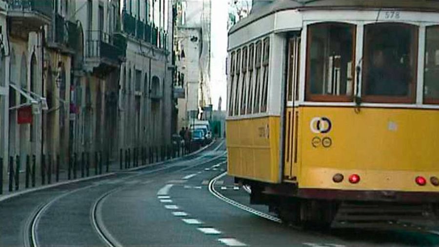 Un tranvía en las calles de Lisboa