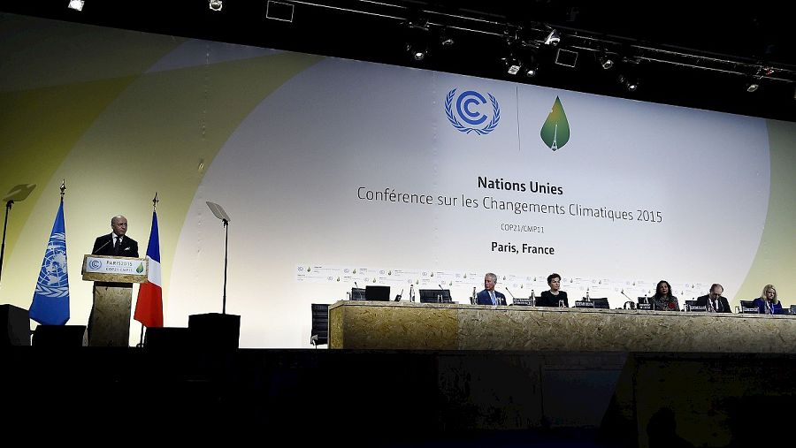 El ministro de Exteriores de Francia y presidente de COP21, Laurent Fabius, durante la inauguración de la Cumbre del Clima en París, el 30 de noviembre de 2015. AFP PHOTO / BERTRAND GUAY