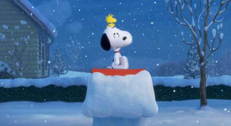 Snoopy y Woodstock en una imagen típica de la navidad