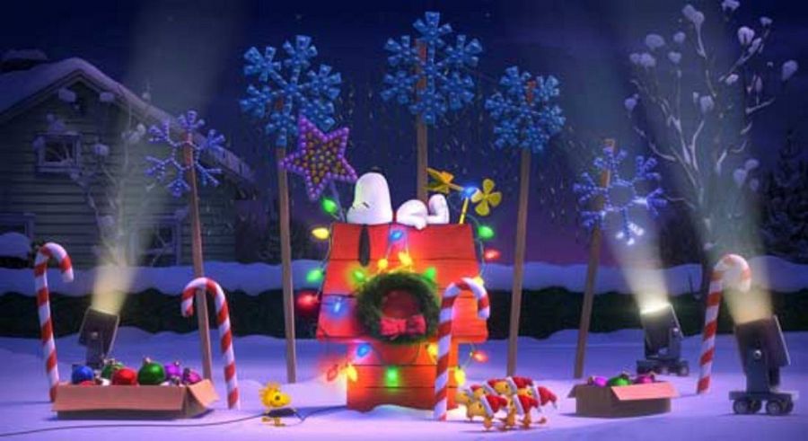 Snoopy celebrando la navidad con Woodstock y los exploradores