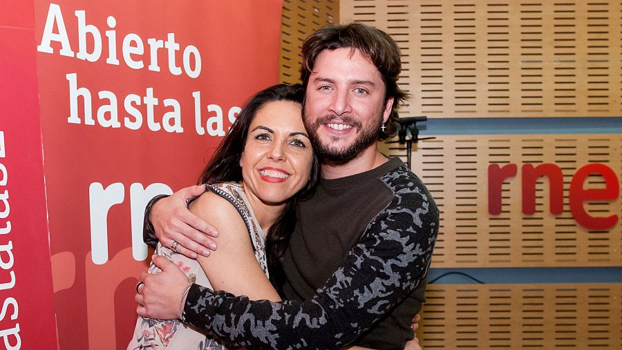 Paloma Arranz, directora y presentadora de 'Abierto hasta las 2', con Manuel Carrasco