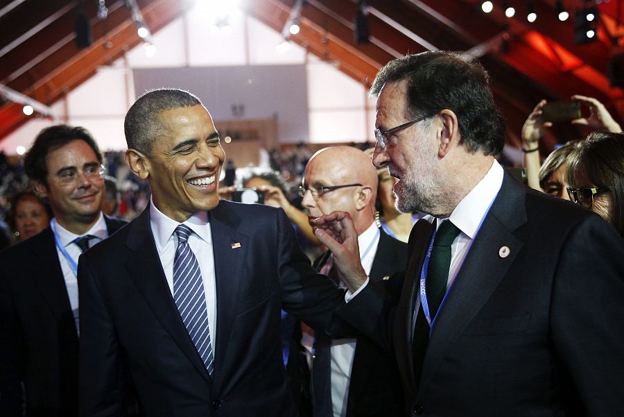 Barack Obama y Mariano Rajoy se saludan durante la Cumbre del Clima de París
