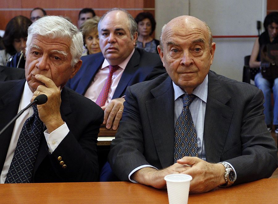El exministro de Economía de Argentina, Domingo Cavallo (derecha), escucha la sentencia por la trama de sobresueldos