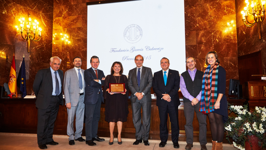 Luisa Pérez, en el centro, posando con el premio.