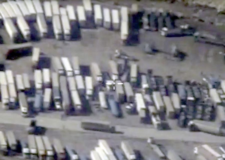 Imagen de satélite del Ministerio de Defensa ruso, que supuestamente muestra camiones con crudo procedente del Estado islámico y pasando por la frontera entre Siria y Turquía