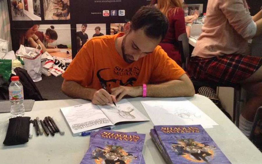 Pere Pérez firmando ejemplares de 'Shaolin Mutants'