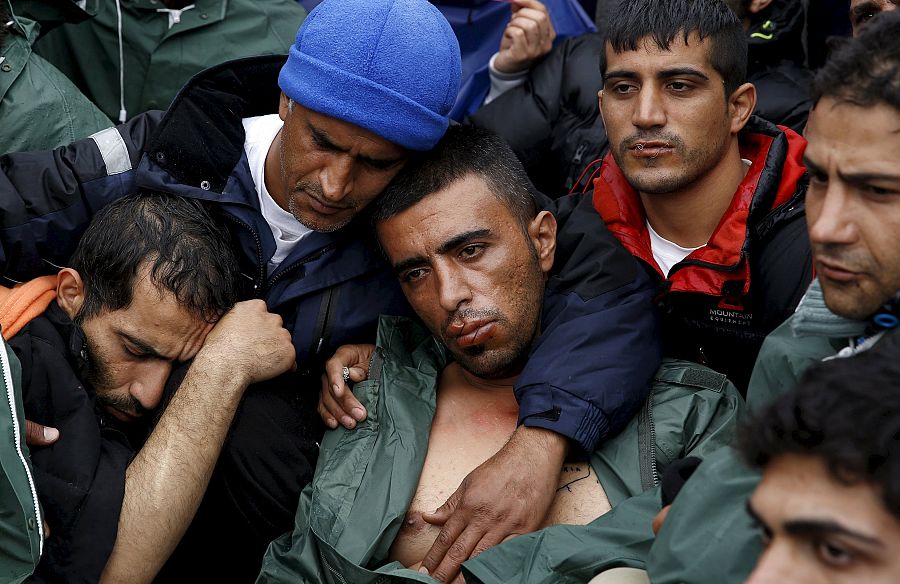 Algunos migrantes iraníes, que están atrapados en la frontera entre Grecia y Macedonia, se han cosido los labios en señal de protesta.