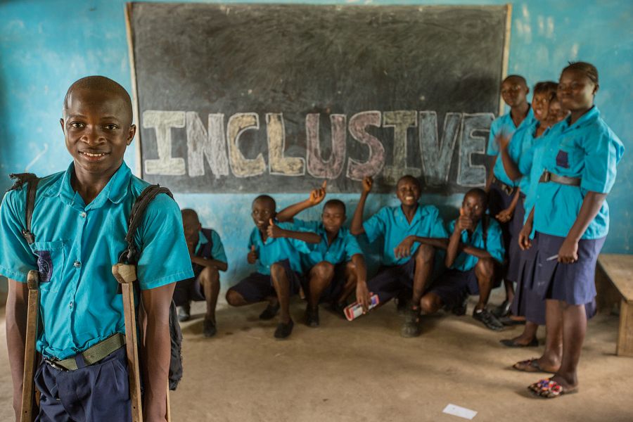 Varios niños apoyan la inclusión de los discapacitados en un colegio de Plan Internacional en Sierra Leona