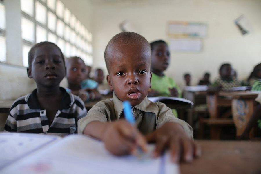 Malik, recuperado de su hidrocefalia, en su escuela