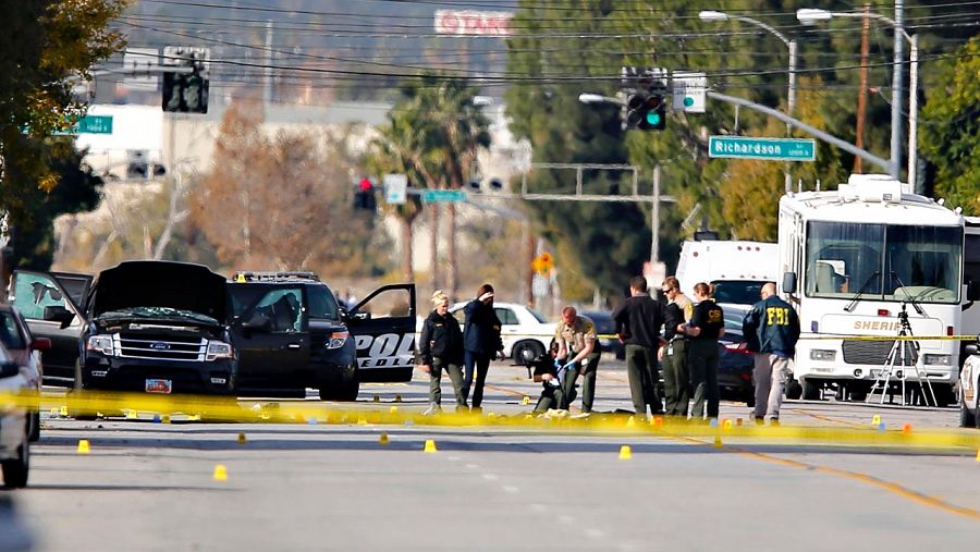 Los investigadores de la policía y del FBI examinan la zona en torno al todoterreno en el que los autores del tiroteo de San Bernardino fueron abatidos