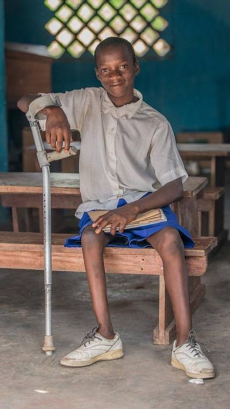 Malik, de 11 años y con discapacidad en una de sus piernas, en la escuela de Sierra Leona a la que asiste