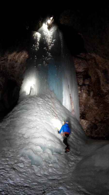 Al sur de Briançon en los Alpes Franceses, durante los meses de invierno se forman numerosas cascadas de hielo