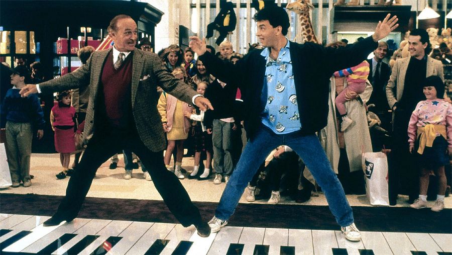 Robert Loggia baila junto a Tom Hanks en el emblemático teclado de 'Big'
