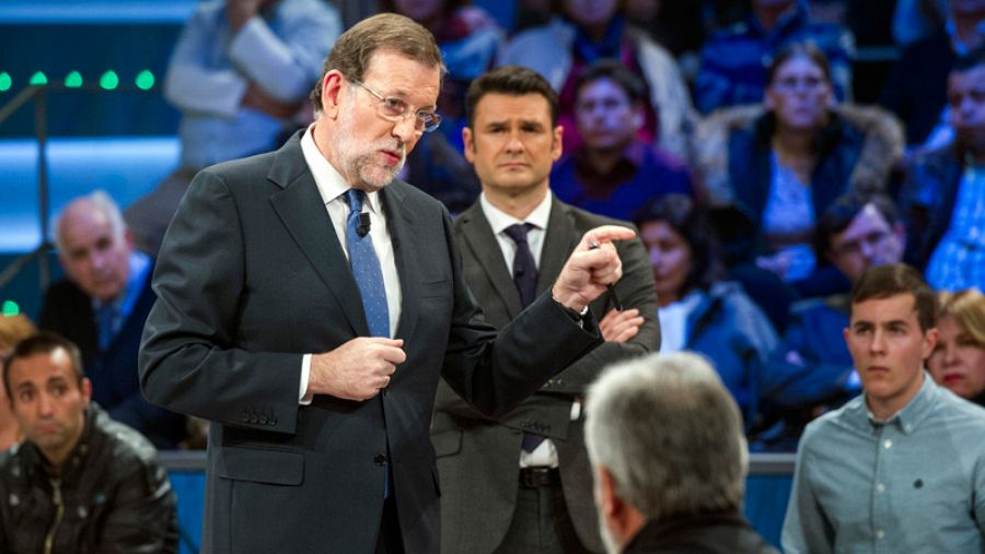 Rajoy contesta a 16 ciudadanos en un programa de televisión.