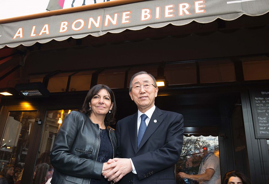 El secretario general de las Naciones Unidas, Ban Ki-moon, y la alcaldesa de París, Anne Hidalgo, en el café 'La Bonne Biere'