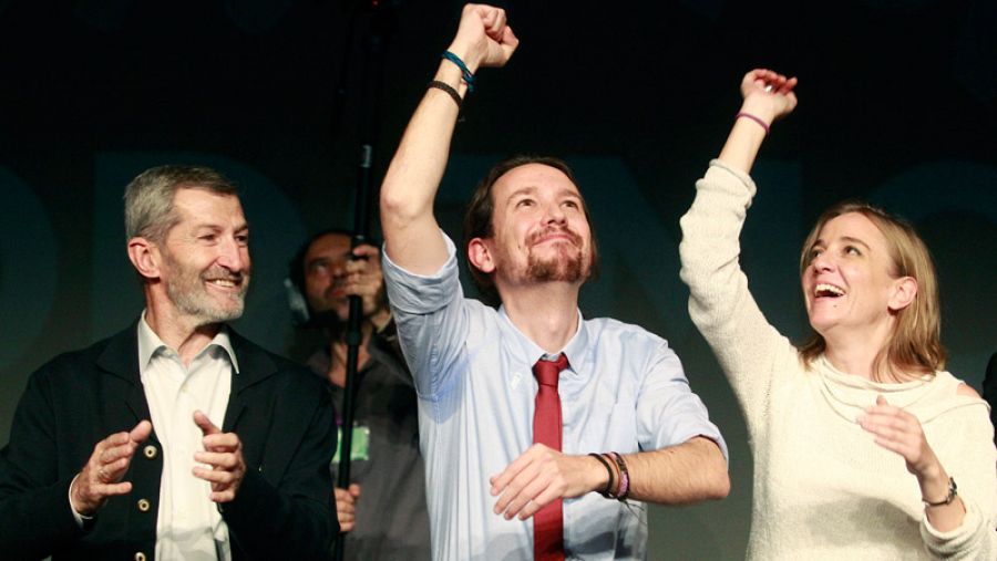 El lider de Podemos, Pablo Iglesias, con corbata, por primera vez en campaña, en un acto electoral en Madrid.