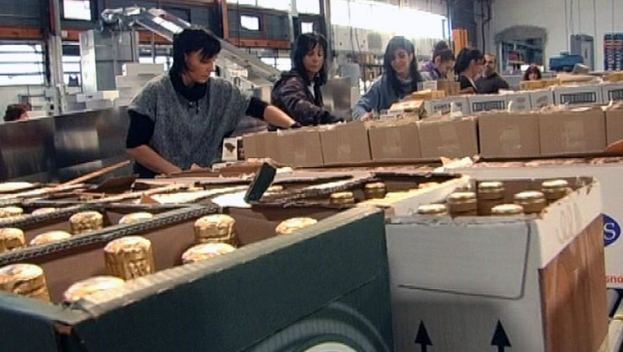 Trabajadoras en una fábrica de bebidas alcohólicas